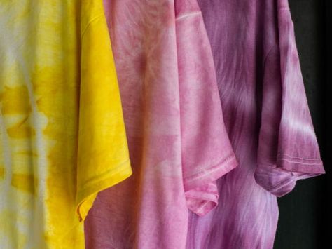 Turn fresh fruit and vegetables into natural dye for beautiful tie-dyed t-shirts. Natural Tie Dye, Fruits And Vegetables Pictures, Tie Dye Patterns Diy, Vegetable Pictures, Easy Crafts To Sell, Hgtv Garden, Fruit And Veggies, Tie Dye Diy, Garden Vegetables