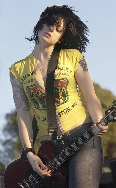 Brody Dalle Holding A Guitar, Chicas Punk Rock, The Distillers, Josh Homme, Joe Black, Lita Ford, Women Of Rock, Guitar Girl, Female Guitarist