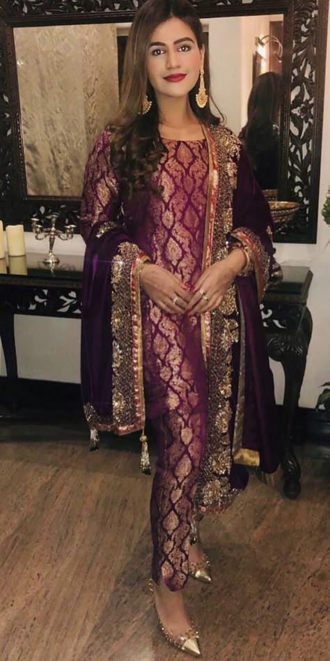 Bride at her post wedding dinner/ dawat ( wearing saher benish ) Broket Kurta Design, Sundowner Party Outfits Women, Sundowner Party Outfits, Brocade Suit Design, Wedding Outfit Indian, Outfit Indian, Indian Wedding Outfit, Velvet Dress Designs, Velvet Shawl