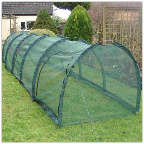 GardenSkill Net Tunnels. Made from high quality 4mm PP netting and collapsible carbon rod system creates a super-strong structure - yet the whole tunnel packs away into a small storage bag! Simple-to-build tunnels have zipped, easy-access side panels for easy ventilation and watering. Adjustable tunnel width using our new cord system, and sewn side pockets which can be filled with sand/soil/ballast for extra stability. Available in 6 different sizes. Vegetable Tunnel Ideas, Moveable Chicken Tunnel, Garden High Tunnels, Raised Bed Tunnel, Pallet Polytunnel, Pvc Greenhouse, Tunnel Greenhouse, Crop Protection, Hobby Greenhouse