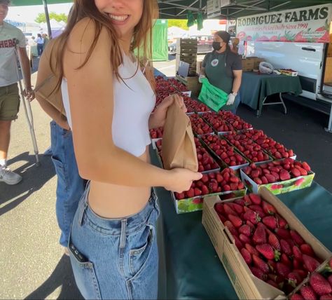 Farmers Market Friends, Farmers Market Inspo Pics, Farmer Market Photoshoot, Market Pictures Ideas, Farmers Market With Friends, Farmers Market Instagram Pictures, Farmers Market Picture Ideas, Farmers Market Photos, Farmers Market Outfit Aesthetic