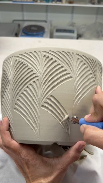 Clay Carving Designs Pattern, Carved Bowls Ceramics, Scrafito Patterns, Pottery Carving Ideas Patterns, Sgraffito Patterns, Carving Ceramics, Carving Clay, Carving Pottery, Pottery Texture