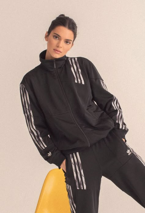 Kendall Jenner Adidas, Kendall Jenner Outfits Casual, Kendall Jenner Face, Stile Kendall Jenner, Kendal Jenner, Kendall Jenner Photos, Kendall Jenner Street Style, Cute Outfits With Leggings, Celebrity Casual Outfits