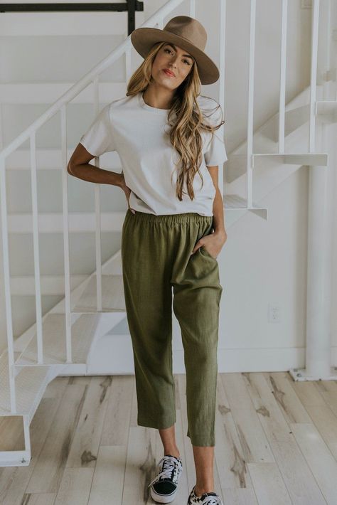 d9731321ef4e063ebbee79298fa36f56desc48601344ri Simplistic Wardrobe, Airy Clothing, Army Green Pants Outfit, Photographer Outfits, Turkey Outfits, Casual Neutral Outfits, Spring Summer Capsule Wardrobe, Raincoat Outfit, Summer Bottoms