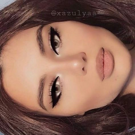 Retro cat eyes Perfect Eyebrow, Retro Makeup, Cat Eye Makeup, Beauty Make-up, Makijaż Smokey Eye, Eyebrow Tutorial, Colorful Eyeshadow, Gel Eyeliner, Makeup Eyeliner