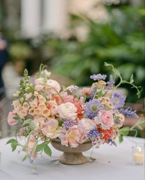 Best Flowers For Bridal Bouquet, Pastel Flowers Centerpieces, Cottage Garden Florals, Bright Pastel Wedding Flowers, Peach And Lilac Wedding Flowers, Italy Wedding Flowers, Pastel Floral Centerpieces, Center Table Flower Arrangement, Soft Pastel Wedding Flowers