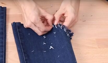 This is a guide to fraying jeans in different ways. Learn how to fray jeans to make them more on-trend, with these simple DIY techniques. How To Fringe Jeans, How To Fray Bottom Of Jeans, How To Fray Jeans, Fraying Jeans, Frayed Jeans Diy, Jeans Makeover, Diy Jeans Refashion, Fringe Bottom Jeans, Frayed Bottom Jeans