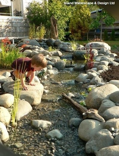 Waterfall ideas to help control water run off Backyard Stream, Dry River, River Rock Landscaping, Fountains Backyard, Pond Landscaping, Backyard Water Feature, Creek Bed, River Bed, Easy Landscaping