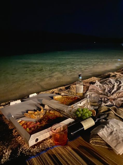 Beach Date Fake Story, Romantic Beach Picnic Couple, Romantic Beach Date Night, Romantic Night Picnic, Midnight Picnic, Picnic Romantic, Romantic Beach Picnic, Pizza And Wine, Night Picnic