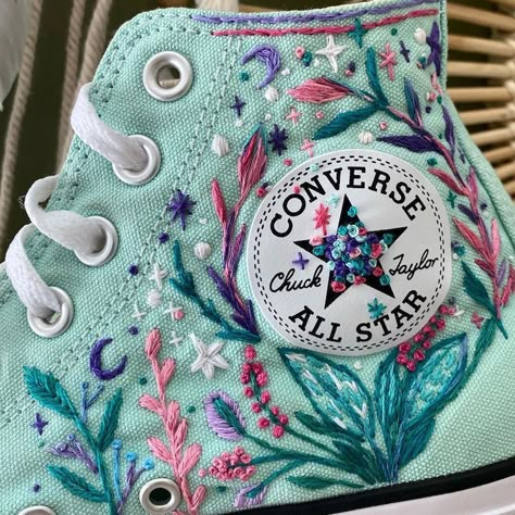 Customised Converse Diy Painted Shoes, Embroidery On Clothes Diy, Converse Designs Diy, Embroidery On Converse, Embroidery On Shoes, Decorated Converse, Shoe Embroidery, Converse Embroidery, Cute Converse Shoes