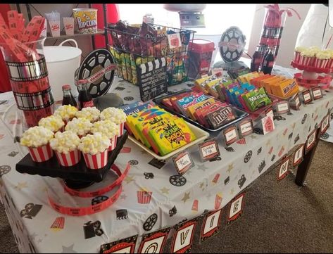 Movie Night Sleepover, Family Movie Night Snacks, Backyard Movie Night Party, Diy Backyard Movie Night, Birthday Movie Night, Movie Night Birthday, Night Birthday Party, Movie Night Food, Movie Night Birthday Party