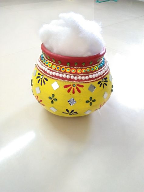 Small Matka Decoration Pots Painting, Pots Painting Ideas Creative, Makhan Matki Decoration, Diy Matki Decoration, Matki Painting Ideas For Janmashtami, Pot Painting Ideas For Competition, Matka Painting For Janmashtami, Pot Decoration For Janmashtami, Easy Pot Painting Designs