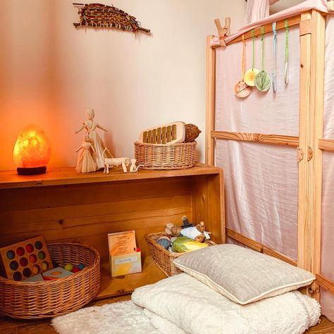 Kelly (@handsheartandhead) • Instagram-Fotos und -Videos Waldorf Bedroom, Waldorf Playroom, Waldorf Kids, Quiet Corner, Play Spaces, Classroom Design, Waldorf Inspired, Kids Corner, Kid Spaces