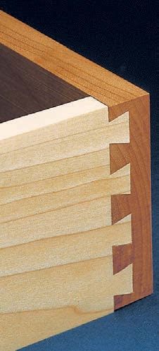 12 Tips & Tricks For Perfect Dovetailed Drawers: Here’s an easy-to-follow checklist that will guarantee your foolproof dovetail jig won’t make a fool out of you. Dovetail Boxes Projects, Dovetail Joints How To Make, Hand Tools Woodworking, Tool Shed Organizing, Collectors Cabinet, 2 Joints, Dovetail Box, Wood Jig, Surfboard Painting