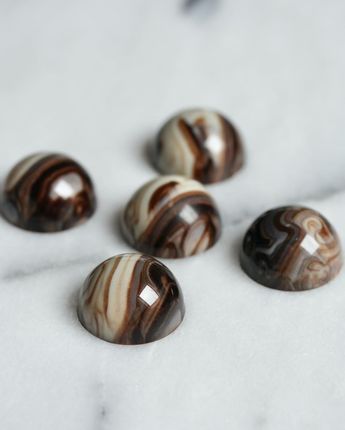 Marble #pastry #pastrydesign #chocolatebonbons #pastryworld #chocolates #chocolatebonbon #chocolateaddict #bonbonart #pralinen #chocolate… | Instagram Bon Bons Recipe, Marble Chocolate, Chocolate Bonbons, Chocolate Ideas, Pastry Design, Chocolate Photos, Chocolate Art, Pastry Art, Artisan Chocolate