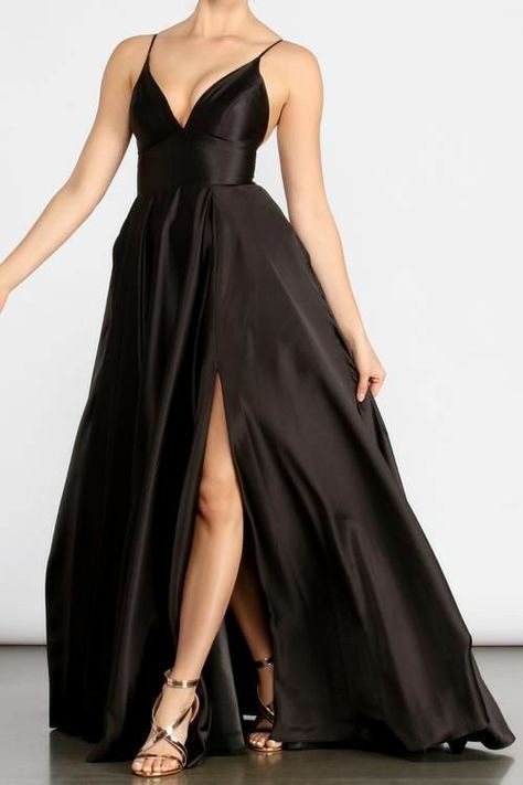 Cute Prom Dresses, Prom Dress Inspiration, Pretty Prom Dresses, Grad Dresses, Prom Outfits, Gala Dresses, Black Prom Dresses, Long Black Dress, Looks Chic