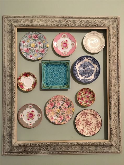 Empty Frames On Wall Decor Ideas, Empty Frames Decor, Empty Frame, Picture Frame Crafts, Glass Plate Flowers, Plate Wall Decor, Memory Crafts, Craft Room Decor, Art Decor Diy