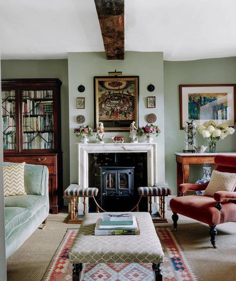 What a charming living room, largely decorated by homeowners Charles O’Connor and Edward Greenall. This Herefordshire farm was recently featured in House and Garden magazine, pic is by Simon Brown #interior #interiors #interiordecor #interiordesign #livingroom #livingroomdecor #england #englishcountryside #herefordshire #englishcharm #englishcountry #beautiful #antique #antiques #simonbrown #houseandgarden #houseandgardenuk English Country Living Room, English Country House Style, English Country Decor, Cottage Living Rooms, Country Living Room, Victorian Decor, English Country House, Interior Modern, Country Style Homes