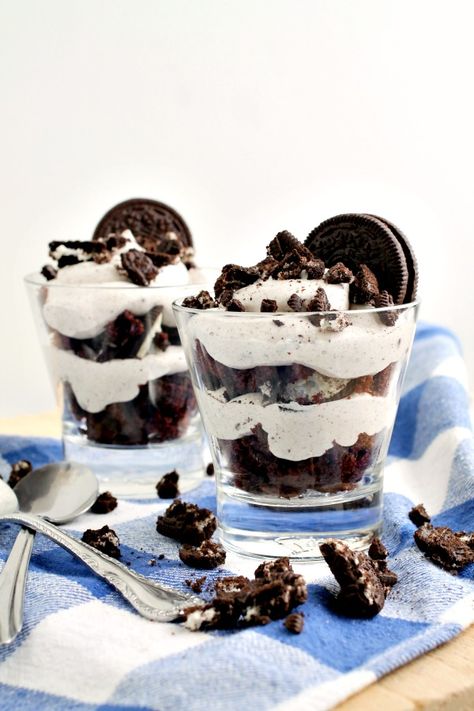 Oreo Cheesecake Trifle in disposable cups makes easy, individual desserts for picnics, socials, and cookouts. #trifle #Oreo #chocolate #darkchocolate #dessert #cheesecake #jellopudding #chocolatecake #cake #recipe Oreo Cake Trifle, Oreo Dessert For A Crowd, Desserts For Picnics, Easy Individual Desserts, Mini Trifle Desserts, Oreo Cheesecake Cups, Trifle Cups, Desserts In A Cup, Oreo Trifle