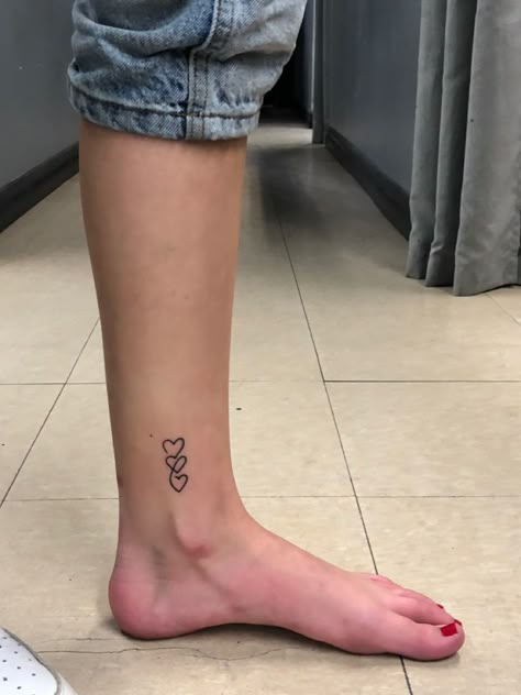 Family Ankle Tattoos For Women, Three Fish Tattoo, Three Heart Tattoo, Three Hearts Tattoo, Fam Tattoo, 3 Hearts Tattoo, Heart Tattoo Ankle, Little Heart Tattoos, Love Heart Tattoo