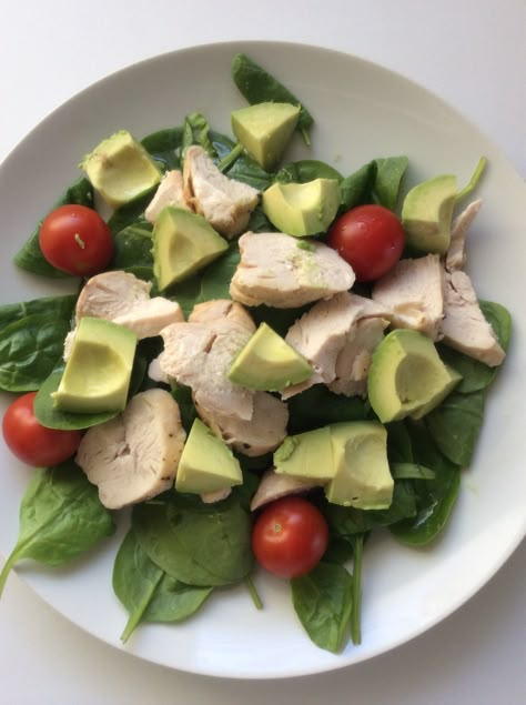 Chicken and avocado salad for lunch today Avocado Salad Aesthetic, Chicken Aesthetic, Avocado And Tomato, Chicken And Avocado, Salad For Lunch, Salad Recipes For Dinner, Healthy Food Dishes, Healthy Lifestyle Food, Healthy Food Motivation