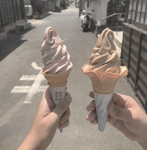 Glace Fruit, Cream Aesthetic, Milk Shakes, Think Food, Ice Cream Cones, Korean Aesthetic, Ice Cream Cone, Cafe Food, Korean Food