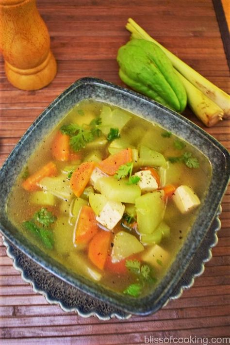 Food For Rainy Days, Choko Recipes, Chayote Soup, Mirliton Recipe, Sebi Recipes, Lemongrass Soup, Chayote Recipes, Recetas Salvadorenas, Chayote Squash