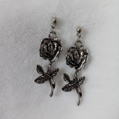 Goth Jewelry Earrings, Y2k Clay Earrings, Vintage Gothic Jewelry, Cute Vintage Jewelry, Vintage Jewelry Silver, Black Jewelry Aesthetic, Ear Jewelry Ideas, 1930s Earrings, Alt Earrings