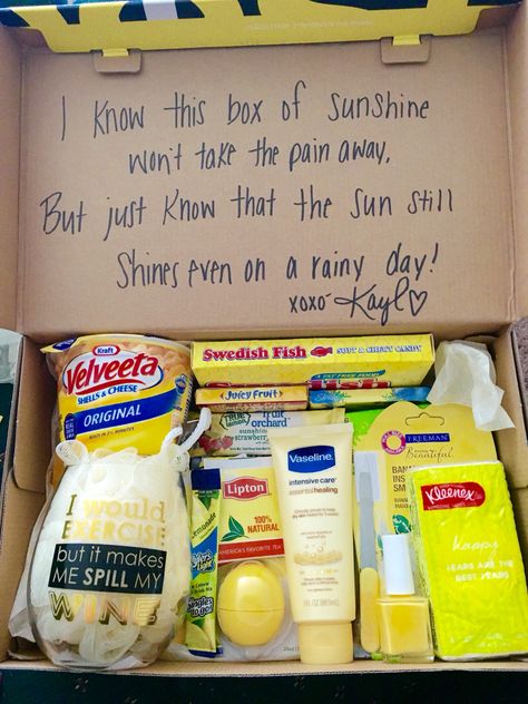 Sunshine box for friends with deceased family/friends Diy Valentines Day Gifts For Him, Saint Valentin Diy, Boyfriend Gift Basket, Box Of Sunshine, Themed Gift Baskets, Christmas Gifts For Grandma, Mom Diy, Cadeau Diy, Care Packages