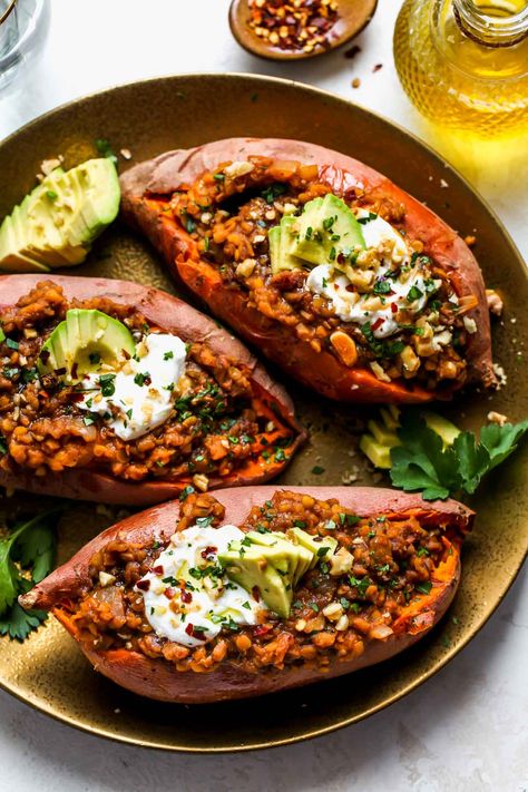 Sweet Potatoes Healthy, Dishing Out Health, Potatoes Healthy, Stuffed Sweet Potato, Sweet Potato Dishes, Nutritious Dinner, Stuffed Potatoes, Stuffed Sweet Potatoes, Lentil Dishes