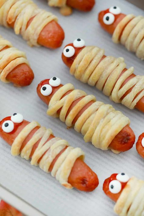 Halloween Mummy Dogs Snacks To Make For Halloween, Snack Halloween Ideas, Halloween Crafts Food, Halloween Snacks To Make With Kids, Halloween Kids Party Snacks, Halloween Savoury Snacks, Halloween Baking Kids, Halloween Party Snacks Easy, Halloween Savoury Food