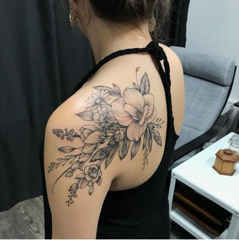 Large Flower Tattoo, Shoulder Blade Tattoos, Floral Back Tattoos, Floral Tattoo Shoulder, Flower Tattoo Shoulder, Back Of Shoulder Tattoo, Geniale Tattoos, Shoulder Tattoos For Women, Botanical Tattoo