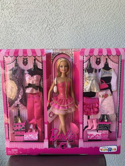 Toys Barbie Dolls, Barbie Dolls Collections, 2000s Barbie Aesthetic, Iconic Barbie Dolls, 2000s Barbie Dolls, Barbie Packaging, Barbie Doll Outfits, Barbie Shopping, Barbie Doll Collection