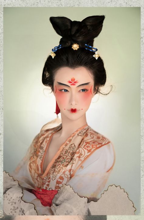 hanfu gallery Makeup Looks Traditional, Ancient Chinese Makeup, Lunar New Year Makeup, Hanfu Gallery, Geisha Makeup, Asian Makeup Looks, Chinese Makeup, Ancient Chinese Clothing, Japanese Makeup