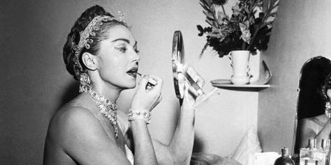 Women Getting Ready, Old Hollywood Makeup, Sparkly Outfits, Esther Williams, Hollywood Makeup, Makeup Secret, How To Apply Lipstick, Beauty Remedies, Clint Eastwood