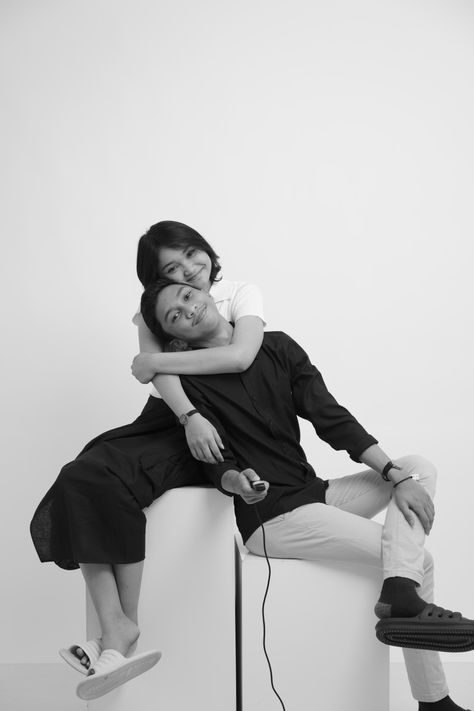 Casual Couple Photoshoot Outfit Ideas Studio, Monography Photo Ideas, Cute Pose Couple, Selfphoto Studio Ideas, Self Shoot Studio Poses Couple, Photo Studio Pose Ideas, Foto Studio Couple Casual, Studio Couple Photoshoot Ideas, Photo Booth Poses Couple