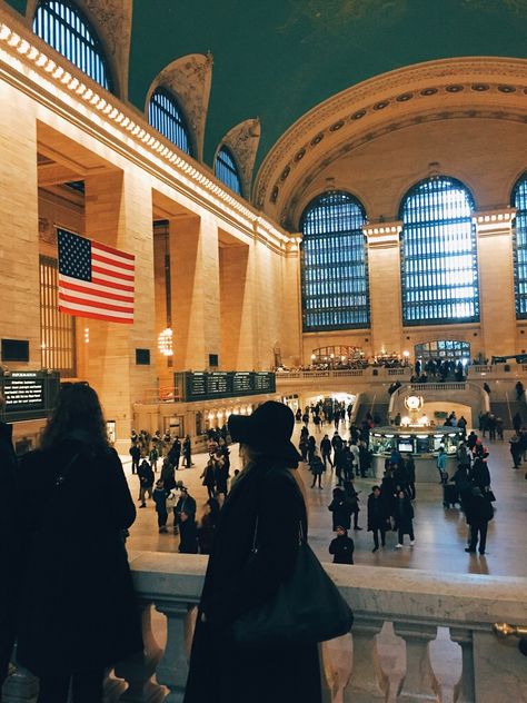 #nyc #nycview #newyorktravel #nyctravel #whattodoinnyc #whattoseeinnyc #newyorktips #grandcentral #centralstation #manhattanstation Winter Happiness, Grand Central Station New York, Central Station New York, Nyc Architecture, Gossip Girl Aesthetic, Serena Van Der, Nyc Fall, Serena Van, Fall Break