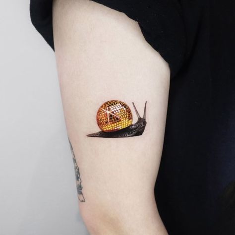 Snail Tattoo, Sister Tattoo, Epic Tattoo, Gold Tattoo, Geniale Tattoos, Funny Tattoos, Angel Tattoo, Great Tattoos, Feminine Tattoos