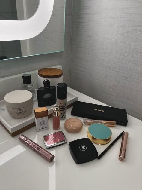 Make Up Products Aesthetic Pic, Make Up Aesthetic Beauty Products, Makeup Aesthetic Products Black, Aesthetic Makeup Products, Minimal Makeup Collection Aesthetic, Makeup Products Aesthetic, Dark Feminine Aesthetic Makeup Products, Makeup Asthetic, Beauty Shelf