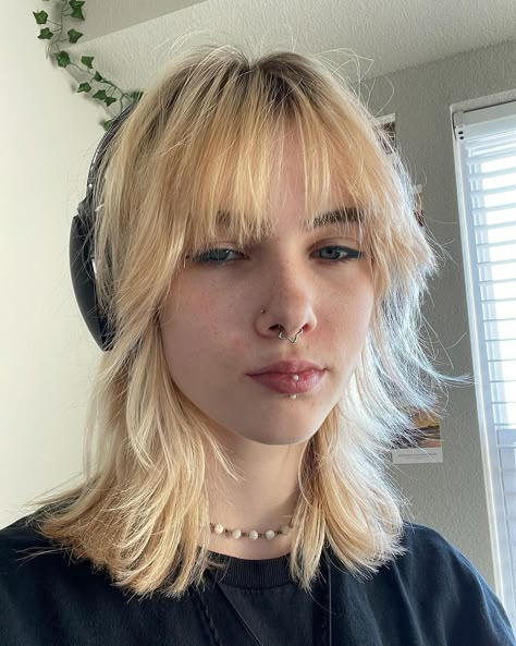 Transfemme Hairstyles, Trans Girl Hairstyles, Gay Haircut, Queer Hair, Inspo Hair, Girls Short Haircuts, Hair Inspiration Long, Blonde Haircuts, Bangs With Medium Hair