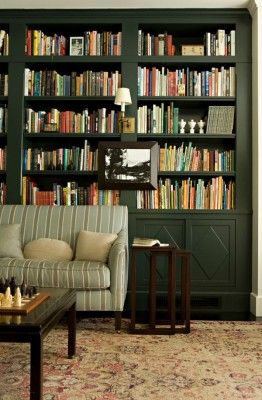 Home Library Design Ideas-38-1 Kindesign Georgian Revival Homes, Green Bookshelves, Home Library Design Ideas, Transitional Family Room, Green Library, Lots Of Books, Traditional Family Room, Sitting Room Design, Classic Library