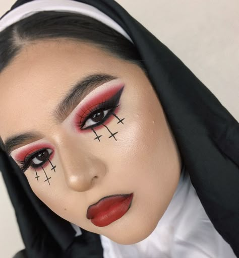 euphoria kat nun makeup recreation Nun Halloween, Maquillage Halloween Simple, Nun Costume, Holloween Makeup, Cute Halloween Makeup, Halloween Makeup Pretty, Cool Halloween Makeup, Halloween Eye Makeup, Halloween Makeup Inspiration