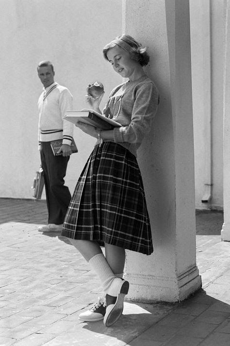 40s Aesthetic, 50's Fashion, 50s Outfits, 1950s Outfits, Shoe Trends, Student Fashion, 1960s Fashion, 1940s Fashion