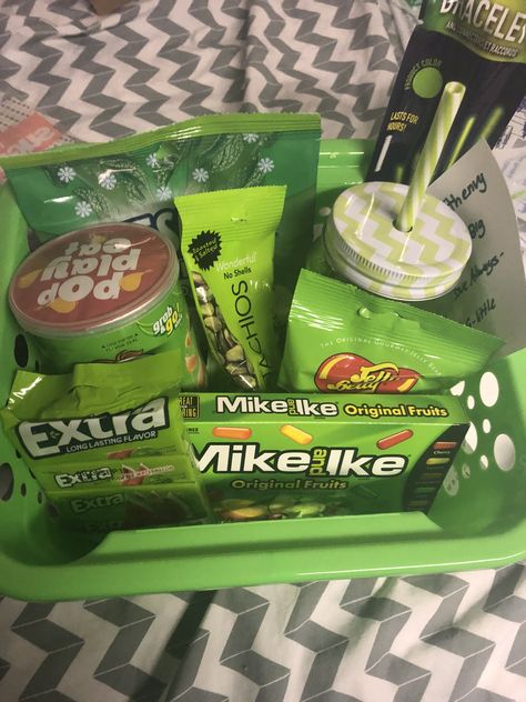 Green Themed Gift Basket Boyfriend, Green Valentines Basket, Green Things Gifts, Green Basket Gift Ideas For Boyfriend, Green Gift Ideas For Him, Green Color Baskets Gift Ideas, Green Basket For Color Party, Green Items For Gift Basket, Green Gift Basket Ideas Friends