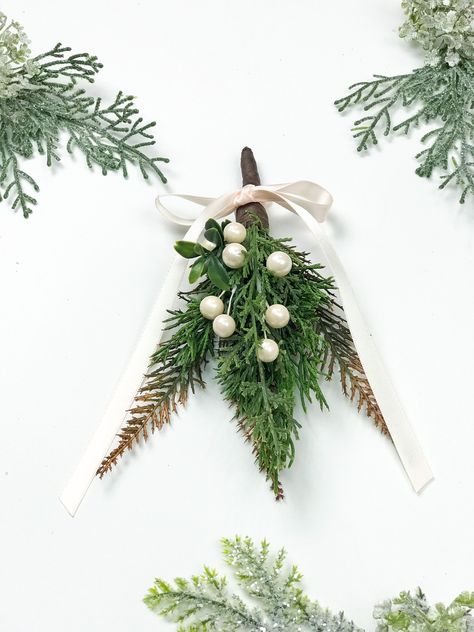 Wedding Mistletoe, Mistletoe Photo, Real Mistletoe, Christmas Greenery Decor, Hanging Mistletoe, Family Holiday Gifts, Christmas Mistletoe, Mistletoe Christmas, Christmas Basket