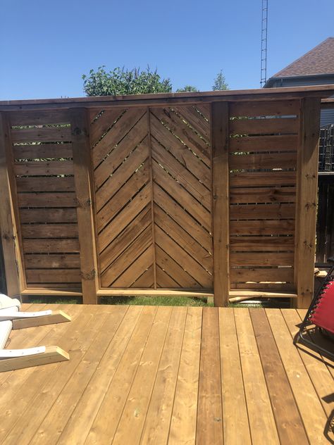 Pallet Privacy Screen, Pallet Privacy Fence, Pallet Privacy Fences, Backyard Privacy Ideas, Backyard Fence Ideas, Driveway Entry Landscaping, Entry Landscaping, Diy Backyard Fence, Wood Privacy Fence