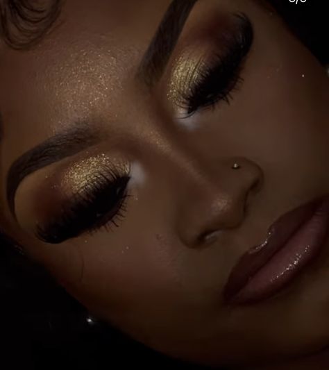 Makeup Looks With Gold Dress, Gold Makeup Looks Red Lips, Brown Makeup Black Women, Gold Prom Looks Makeup, Prom Makeup Looks Gold, Prom Makeup Looks For Gold Dress, Gold Full Glam Makeup, Homecoming Makeup Gold, Gold Birthday Makeup Black Women