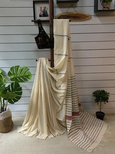 Saree Botique Interiors, Blouse Display Ideas, Saree Boutique Interior Design, Saree Display Ideas Showroom, Saree Display Ideas, Sharee Photography, Saree Display, Ajrak Saree, Saree Showroom