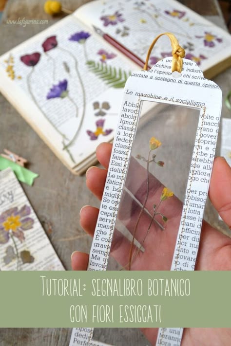 Handmade Bookmarks Diy, Old Book Crafts, Artsy Gift, Pressed Flower Crafts, Creative Bookmarks, Book Page Crafts, Bookmark Craft, Diy Bookmarks, Cadeau Diy