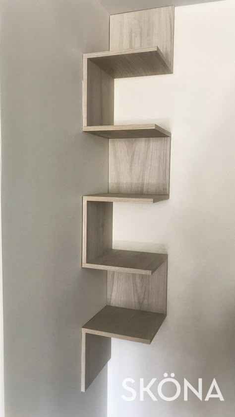 Corner Shelfs On Wall, Furniture Corner Design, Corner Shelf Design Living Room, Hall Corner Decor Ideas, Wall Corner Design, Bedroom Corner Design, Corner Bookshelves Living Room, Wall Corner Decor, Wall Corner Shelves